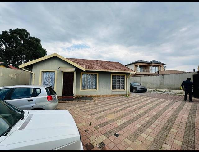5 BEDROOM HOUSE FOR SALE IN ORMONDE VIEW